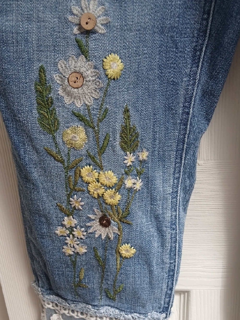 Tru Luxe Embroidered Floral Light Blue Women's Crop Jeans with Lace Trim Size 12 - Picture 4 of 14